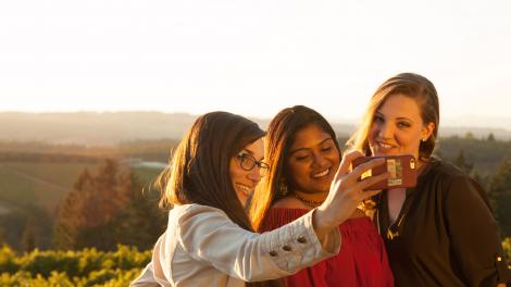 停下来在俄勒冈州舍伍德（Sherwood）风景如画的庞兹酒庄（Ponzi Vineyards）拍张自拍