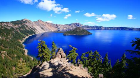 俄勒冈州南部火山口湖国家公园碧蓝色的中央地标