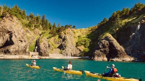 划着皮划艇从俄勒冈州奥福德港海岸启航