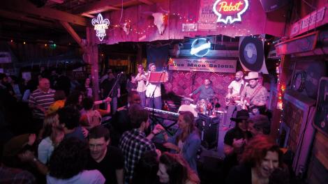 在路易斯安那州拉斐特的 Blue Moon Saloon 小酒馆随着现场乐队的音乐翩翩起舞