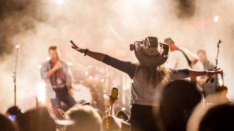 乡村音乐节上与表演者们一起载歌载舞 乡村音乐节上与表演者们一起载歌载舞