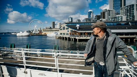 Foy Vance looking at Seattle Great Wheel