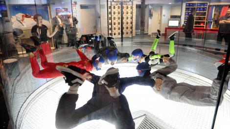 在新泽西州博根县帕拉默斯的 iFly 体验室内跳伞