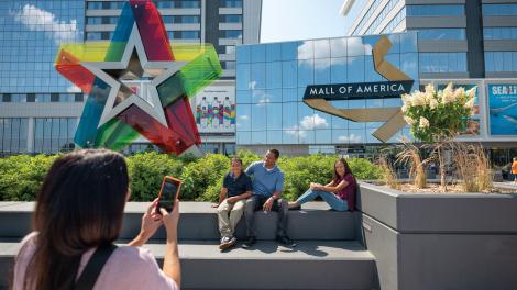 在美国商城外合影留念