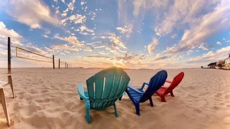 Rudder Room 海滩酒吧的舒适座椅召唤着您到好莱坞海滩畅享美好时光