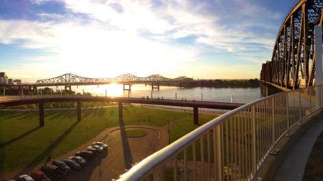 跨越肯塔基州路易维尔俄亥俄河四巨头人行桥 (Big Four Bridge) 的日落美景