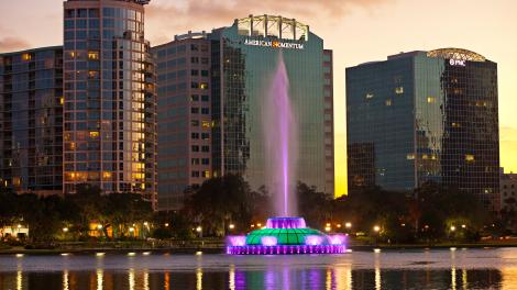 佛罗里达州奥兰多伊奥拉湖中的灯光喷泉