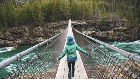 走过利比库特奈瀑布浮桥