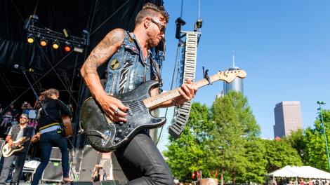 乐手在佐治亚州亚特兰大的 SweetWater 420 Fest 音乐节上演奏