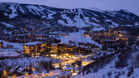 黄昏时分，俯瞰群山环绕的科罗拉多州斯诺马斯基地村