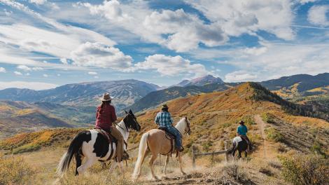 在科罗拉多州阿斯彭和斯诺马斯周边山脉体验马背观光