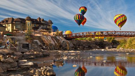 五彩缤纷的热气球在科罗拉多州帕戈萨斯普林斯上空飘荡