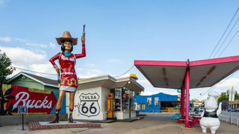 在俄克拉荷马州塔尔萨的 66 号公路上的 Buck Atom’s Cosmic Curios 礼品店外，矗立着一座宇宙牛仔女孩 Stella Atom 的雕塑