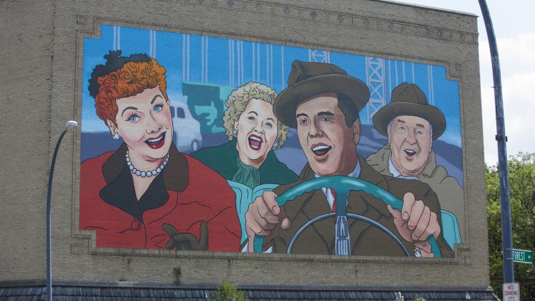 在纽约州詹姆斯敦，博物馆附近一幅歌颂露西尔•鲍尔和德西•阿纳兹的壁画赞扬了他们的作品