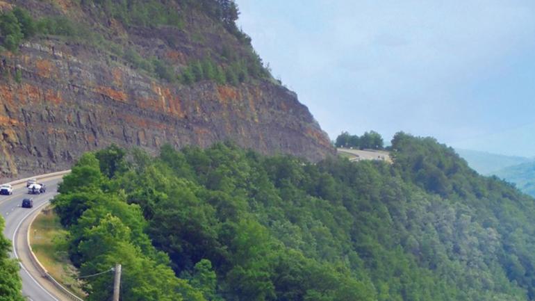 沿着北宾夕法尼亚州 6 号公路的山区公路一路行驶