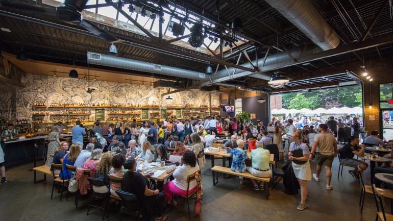 在罗利的 Whiskey Kitchen 品鉴美食