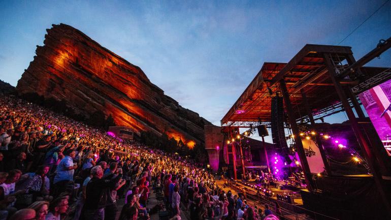 在精彩至极的红石公园及露天剧场举行的音乐会上狂欢的人们