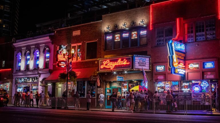 田纳西州纳什维尔市中心的霓虹灯招牌上打着娱乐活动广告 田纳西州纳什维尔市中心的霓虹灯招牌上打着娱乐活动广告