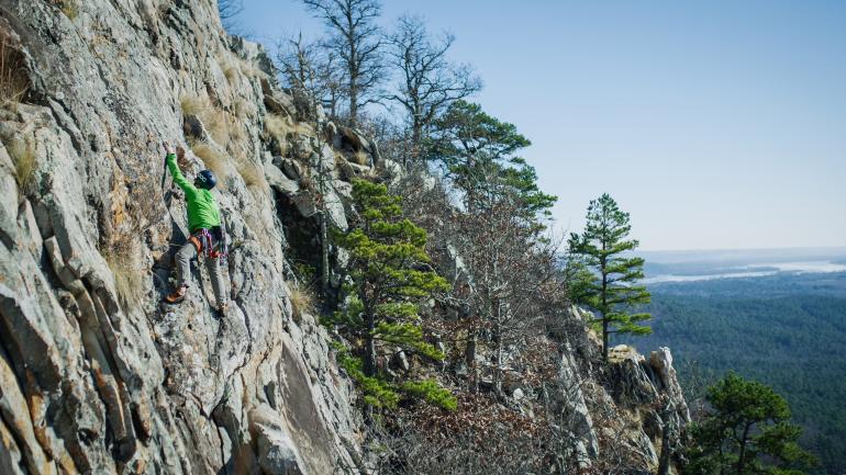 攀登阿肯色州小石城的叠翠山 攀登阿肯色州小石城的叠翠山