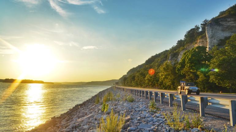 沿伊利诺伊州奥尔顿的大河之路国家风景道一路行驶 沿伊利诺伊州奥尔顿的大河之路国家风景道一路行驶