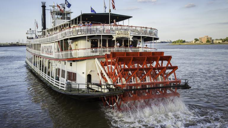 路易斯安那州新奥尔良附近,一艘河船在密西西比河上航行 路易斯安那州新奥尔良附近,一艘河船在密西西比河上航行