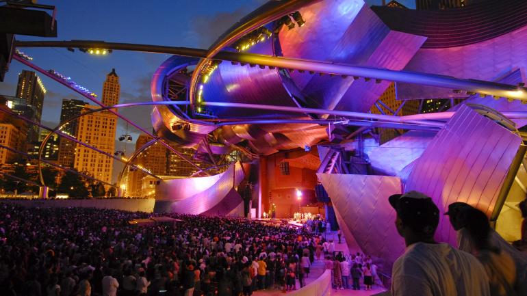 伊利诺伊州芝加哥普利兹克露天音乐厅的晚间娱乐活动 伊利诺伊州芝加哥普利兹克露天音乐厅的晚间娱乐活动