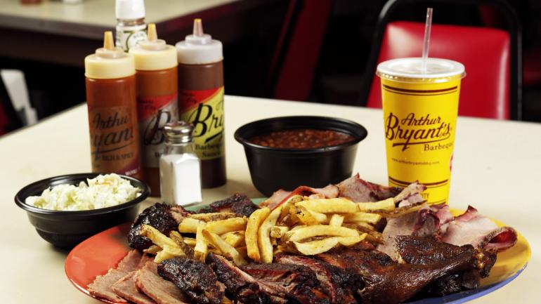 密苏里州堪萨斯城 Arthur Bryant’s Barbeque 餐厅的烤肉美食 密苏里州堪萨斯城 Arthur Bryant’s Barbeque 餐厅的烤肉美食