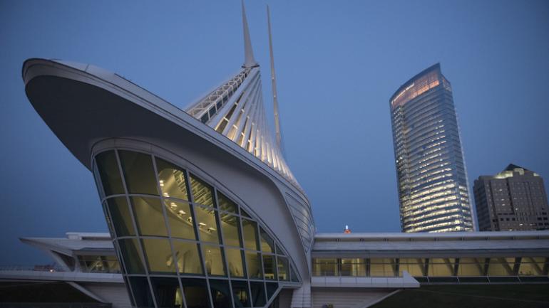 威斯康星州密尔沃基艺术博物馆的黄昏美景 威斯康星州密尔沃基艺术博物馆的黄昏美景