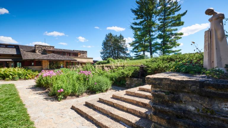 弗兰克·劳埃德·赖特在威斯康星州 Taliesin 居所的外部花园 弗兰克·劳埃德·赖特在威斯康星州 Taliesin 居所的外部花园