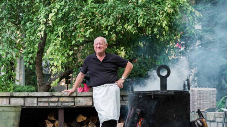 威斯康星州多尔县 White Gull Inn 酒店的一位在做鱼煲的技艺精湛的厨师 威斯康星州多尔县 White Gull Inn 酒店的一位在做鱼煲的技艺精湛的厨师