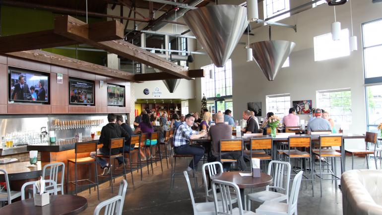 丹佛 Epic Brewing Company 酿酒厂的美酒在桶中发酵后口感清淡，为美酒爱好者提供心仪的啤酒和精装啤酒。