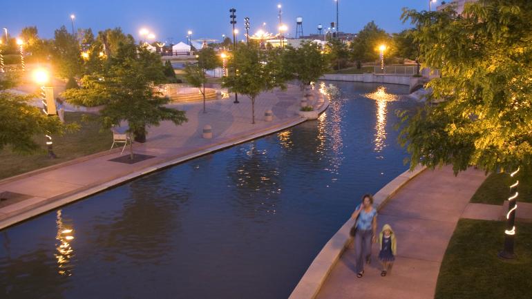 漫步于科罗拉多州普韦布洛历史悠久的阿肯色河滨步道，欣赏蜿蜒的阿肯色河的美丽风光。