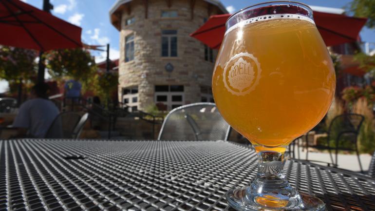 在科罗拉多州柯林斯堡 Odell Brewing Company 酿酒厂的户外露台上品尝清醇啤酒。