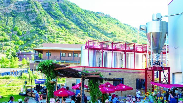 杜兰戈 Ska Brewing 酿酒厂的户外啤酒花园是您品尝美酒和领略美景的理想场所。