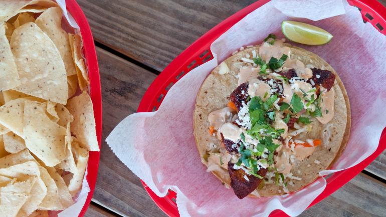 到德克萨斯州奥斯汀的 Torchy’s Tacos 餐厅，品尝现代风味的街头美食卷饼，搭配一些自制薯片