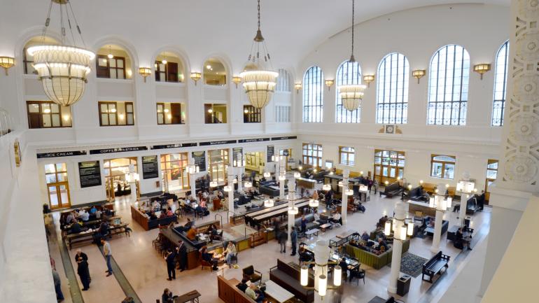 丹佛联合车站这一历史悠久的建筑经过了重新整修，融古典美和现代感于一体