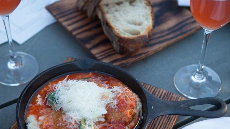 丹佛 Acorn 餐厅供应季节性菜单，包括家庭风格的共享拼盘和主菜