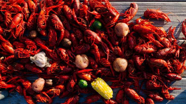在布罗布里奇小龙虾节尝尝各式口味的小龙虾，然后您就明白为什么这个小镇会被称为“世界小龙虾之都”了。