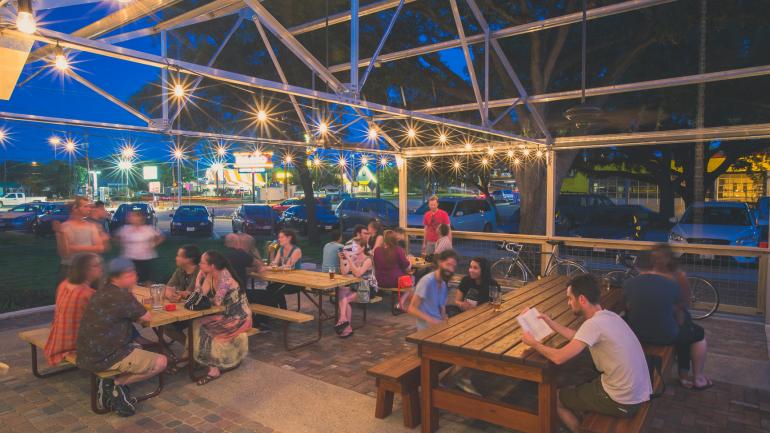 来到奥斯汀的 Radio Coffee & Beer 咖啡酒吧，坐下来品尝饮品，或者在室外休息区稍作逗留。