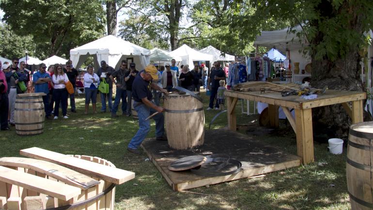 在肯塔基州巴兹敦波本威士忌节上组装酒桶