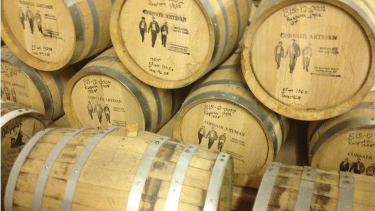 肯塔基州鲍林格林市海盗船蒸馏酒厂的陈年酒桶