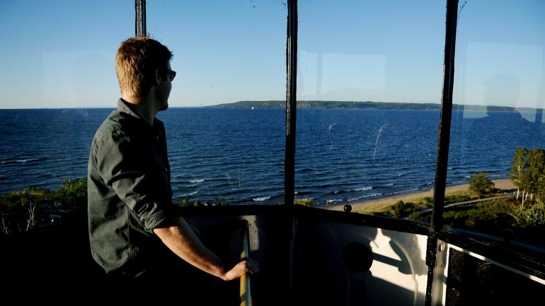 爬上 72 级台阶到达 Point Iroquois 灯塔顶部，欣赏苏必利尔湖的壮丽美景。