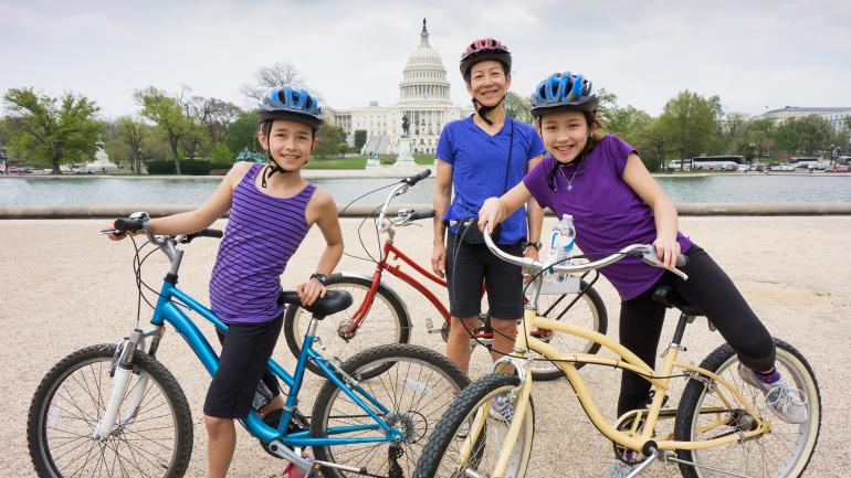 在华盛顿哥伦比亚特区国会大厦倒影池前骑行