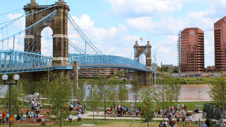 俄亥俄州辛辛那提俄亥俄河上的罗布林大桥 (Roebling Bridge)