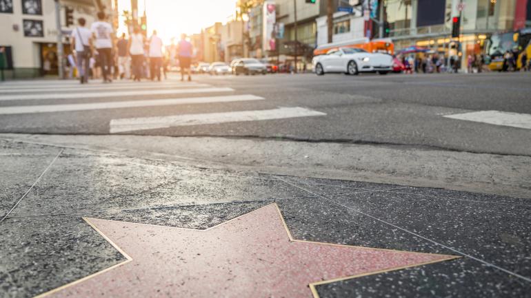 Hollywood rend hommage à ses plus brillantes vedettes sur le Walk of Fame, un trottoir qui arbore leurs étoiles le long de 15 îlots sur Hollywood Boulevard.