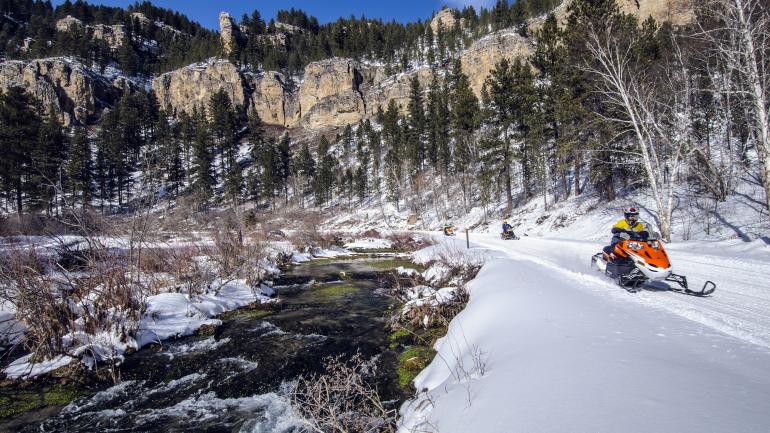 拉夫洛克瀑布附近的斯皮尔菲什峡谷拥有大雪铺盖的道路和小径，备受摩托雪橇爱好者们的青睐。
