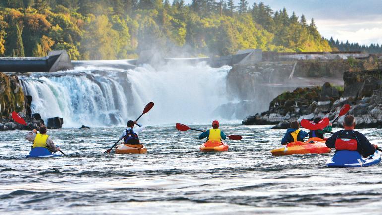 划皮划艇探索威拉米特大瀑布的美丽风景，感受这里的惊险刺激，然后在餐厅和酒吧好好休息放松一下。