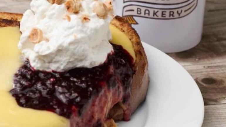 Creswell Bakery 面包房的主厨 Heidi Tunnell 在附近经营着一家农场，为新鲜焙烤美食提供各种原料。