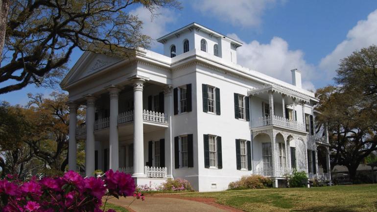 密西西比州纳齐兹美丽的 Stanton Hall 由爱尔兰棉花商 Frederick Stanton 于 1857 年建造。 密西西比州纳齐兹美丽的 Stanton Hall 由爱尔兰棉花商 Frederick Stanton 于 1857 年建造。