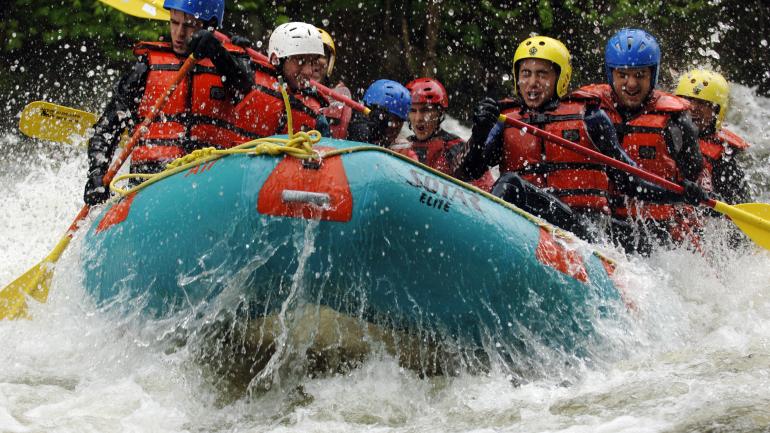 白水漂流是纽约州阿迪朗达克山脉的原始水域最受欢迎的活动。